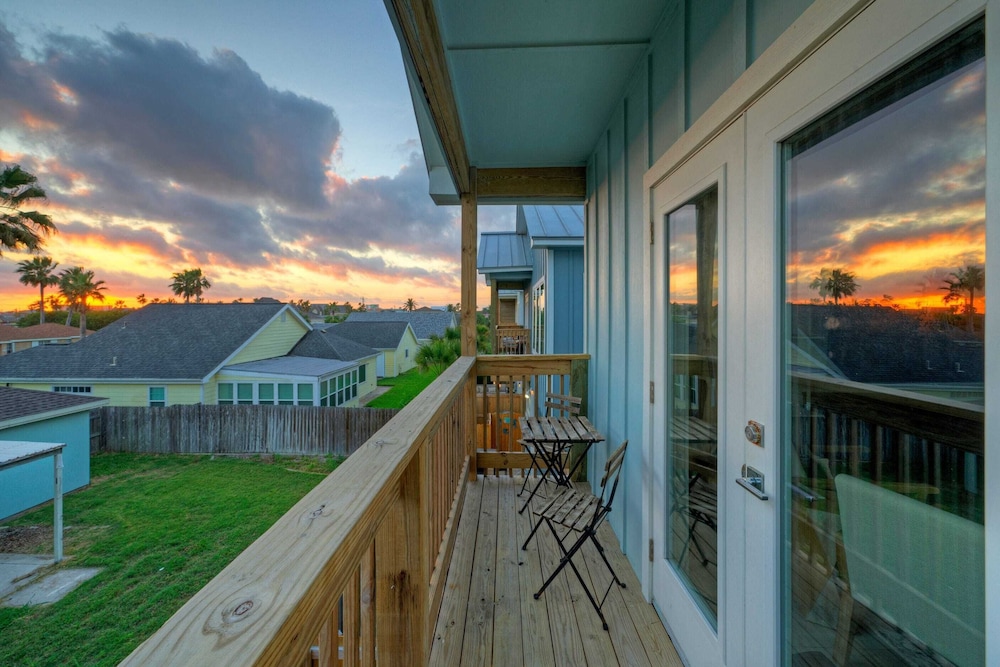 Luxury 4bdr Beach Retreat w/ Private Pool Walk to Dining + Shops Shore Thang