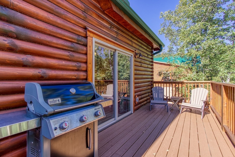 Ern822 - Smoky Oasis - Great Location, Private Indoor Heated Pool! 3 Bedroom Cabin by RedAwning view 4
