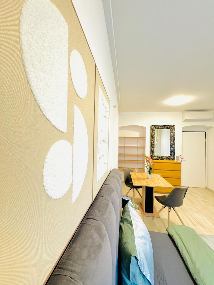 Spacious 7BR Apartment Prime Location