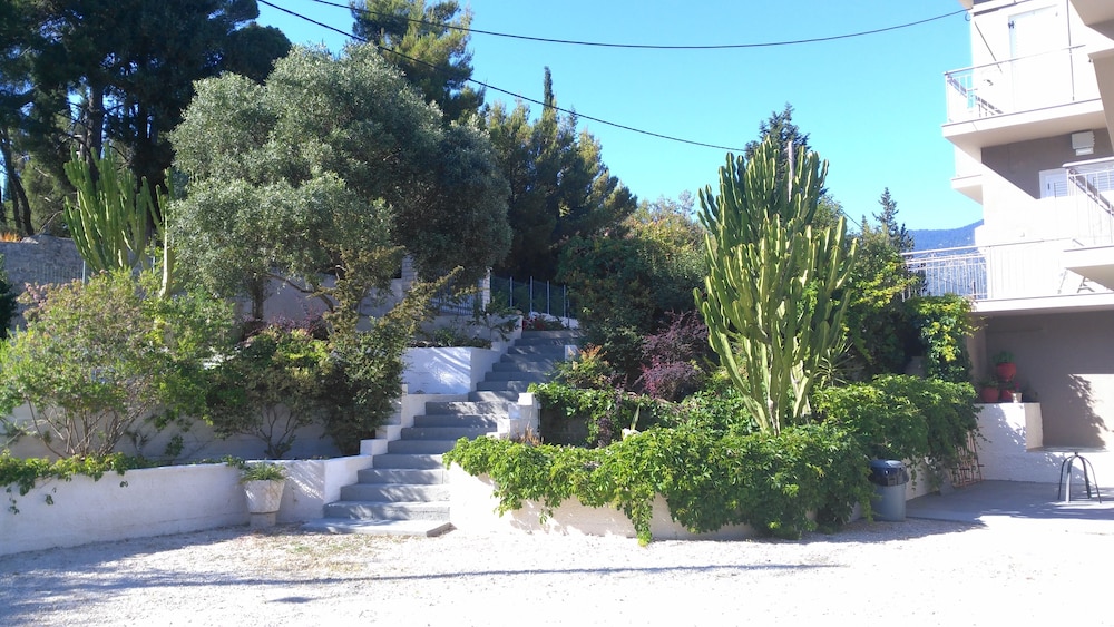 Pessada Bay Studios and Apartments photo 4
