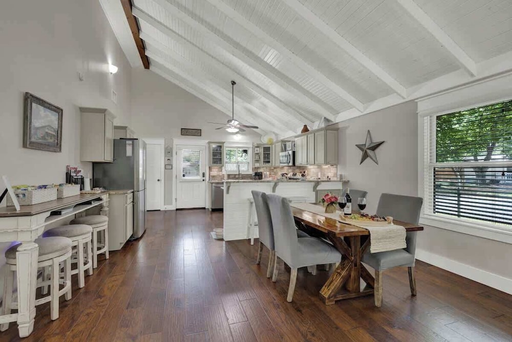 Charming Cottage-3 Mins to Downtown-pet Friendly!