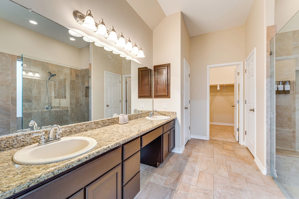 7 Mi to Lake Casa Blanca: Laredo Family Home!