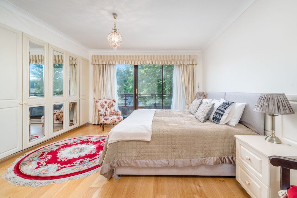 Delightful Vintage 2 Bedroom Apartment