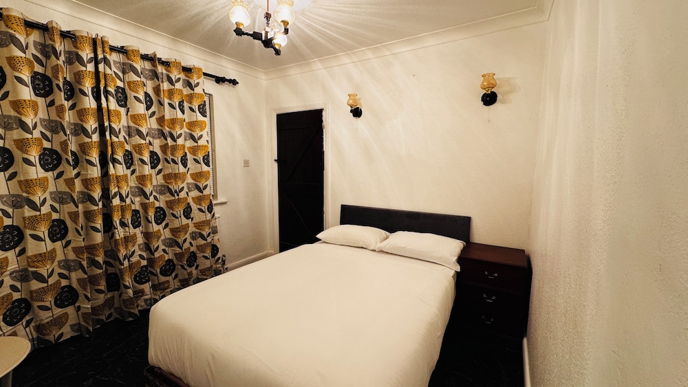Spacious 4 Bedroom House in St Albans view 4