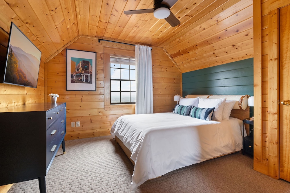 Bears Den Way Resort Cabin w Games Hot Tub View Mins From Dollywood