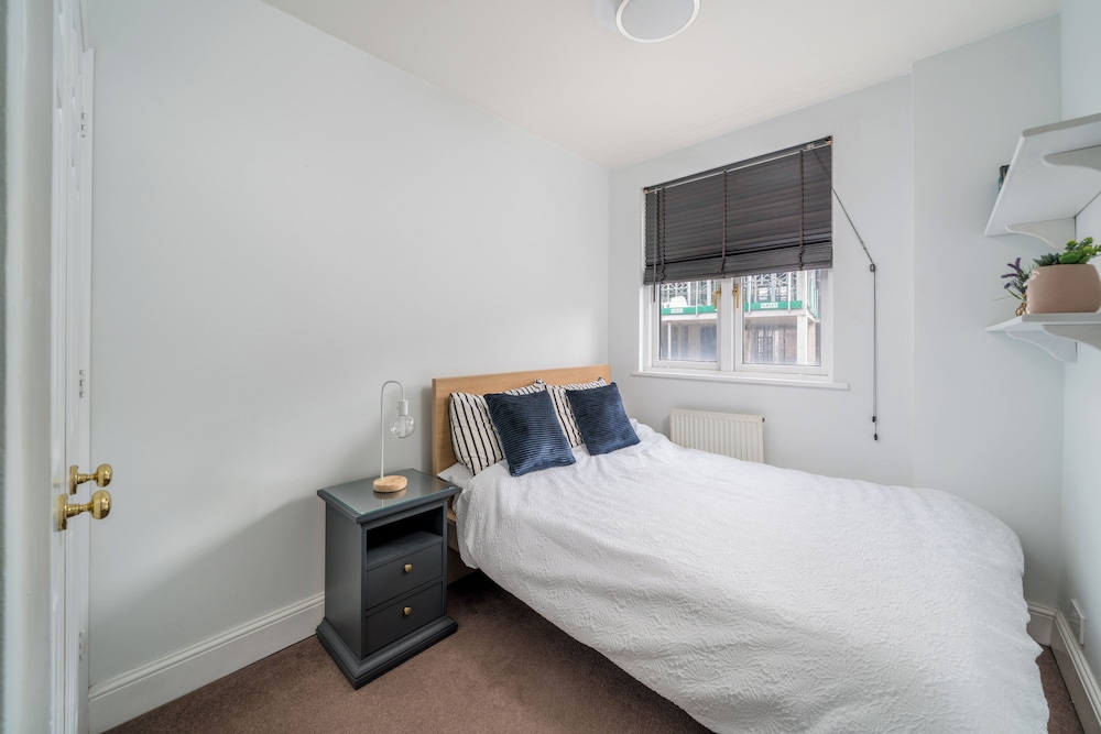 Cozy 3-bed flat near Vauxhall Gardens