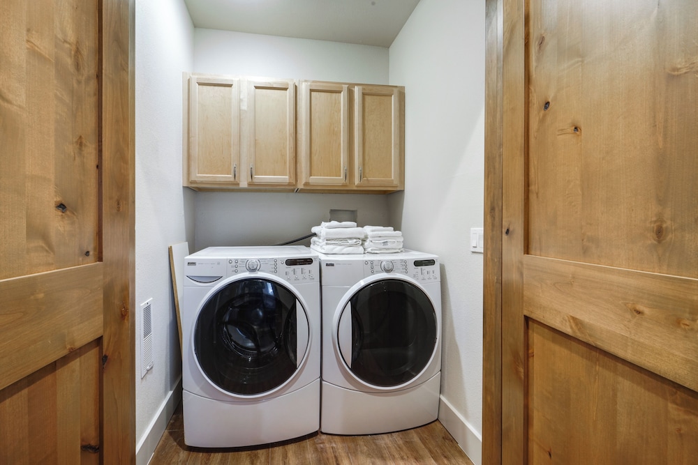 Near Downhill Ski Resort! Hot Tub Haven in Truckee