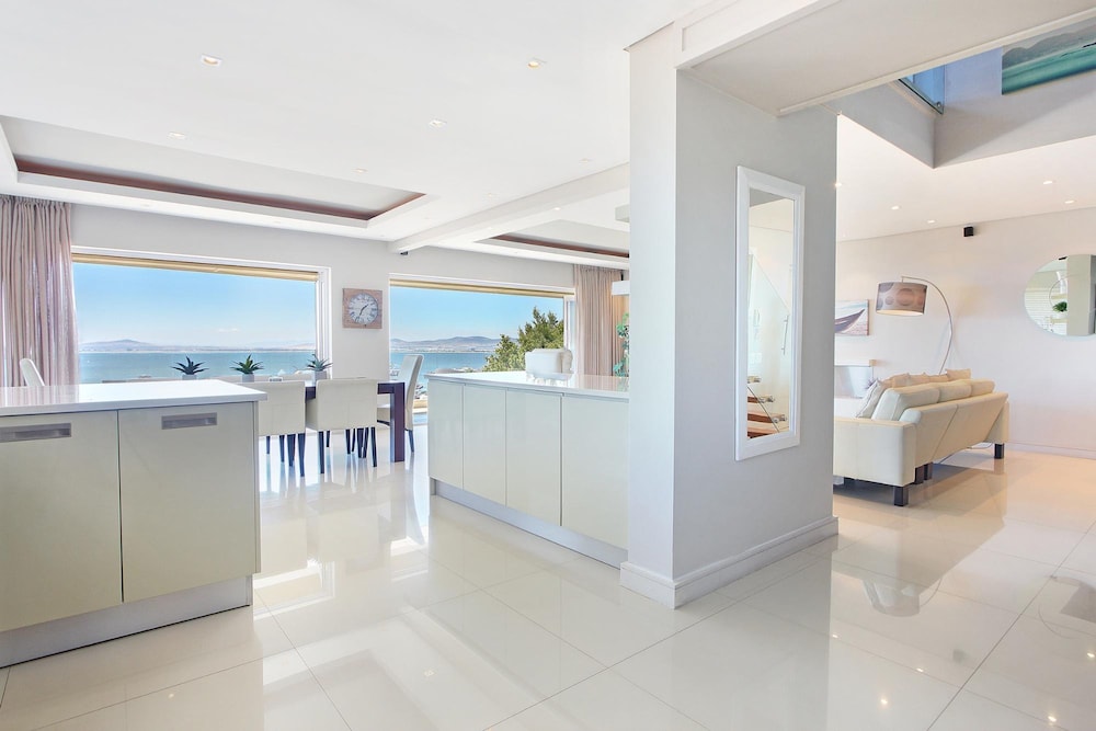 Spacious 3bed Apt Overlooking Cape Town Panova