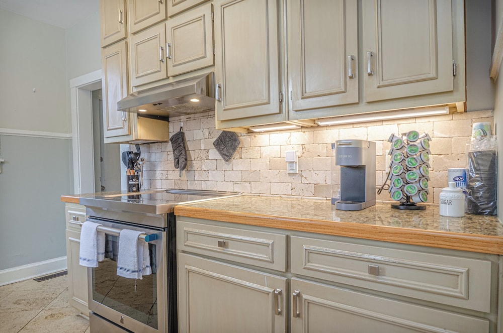 Spacious 3BR Midtown Home - Grad Family