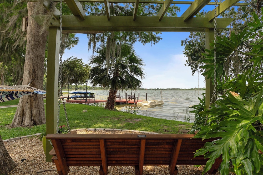 Welcoming Little Blue Lakehouse in Crystal River