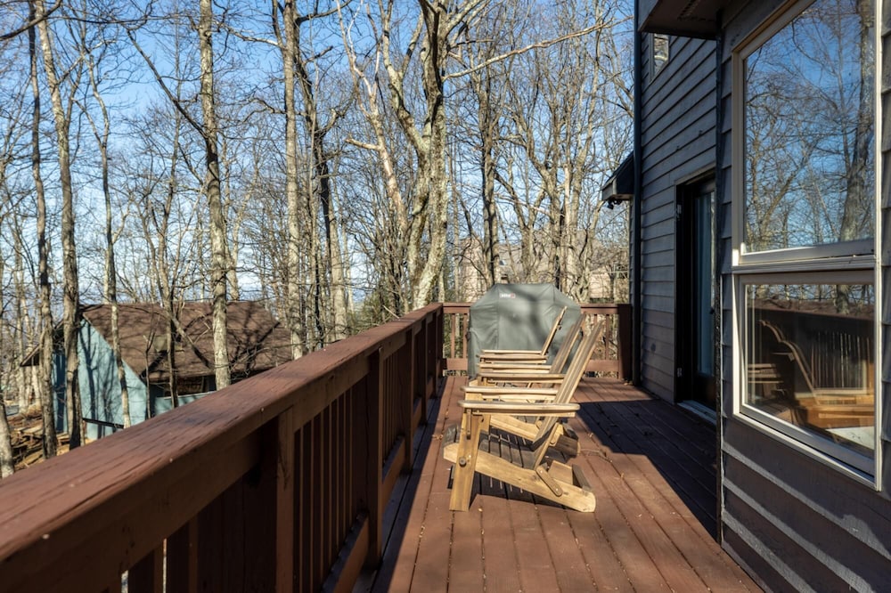 Devils Knob Hottub Wintergreen view 5