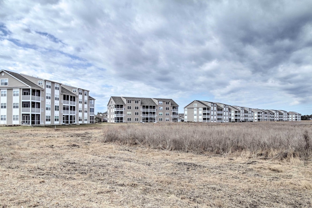 Ocean View Resort Condo w/ Pool Access & Bay Views