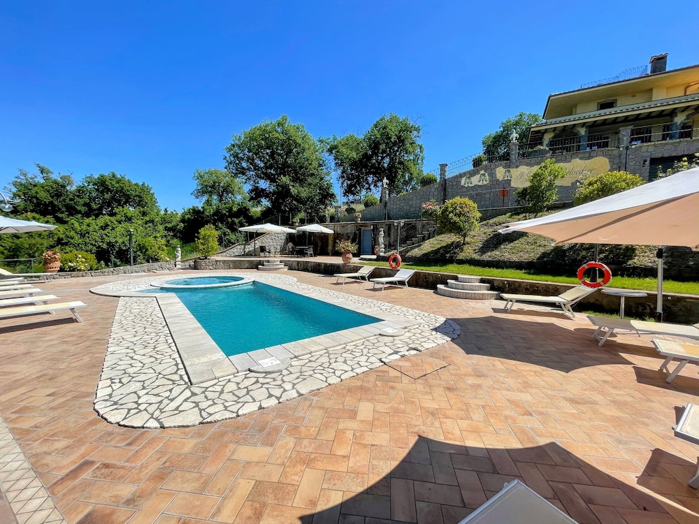 Charming Villa in Umbria - Sleeps 16 - Lake View - Pool, Jacuzzi and Events Room