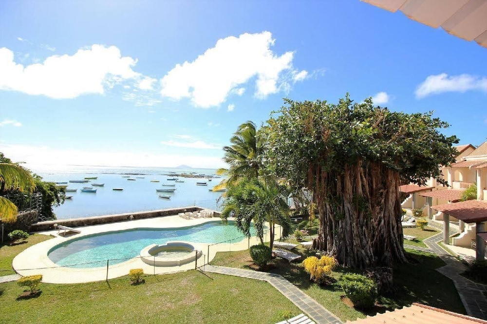 Beachfront Bungalow With Pool - by Feelluxuryholidays photo 3