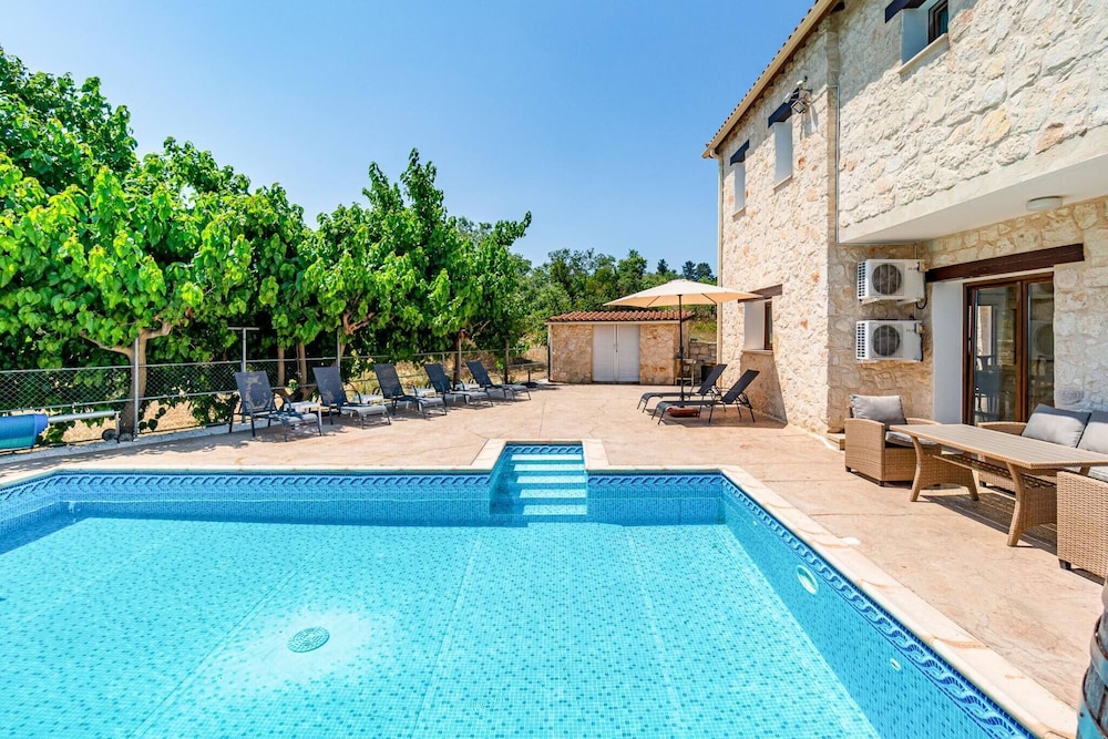 Villa Nikolina - 5 En-suite Bedrooms
