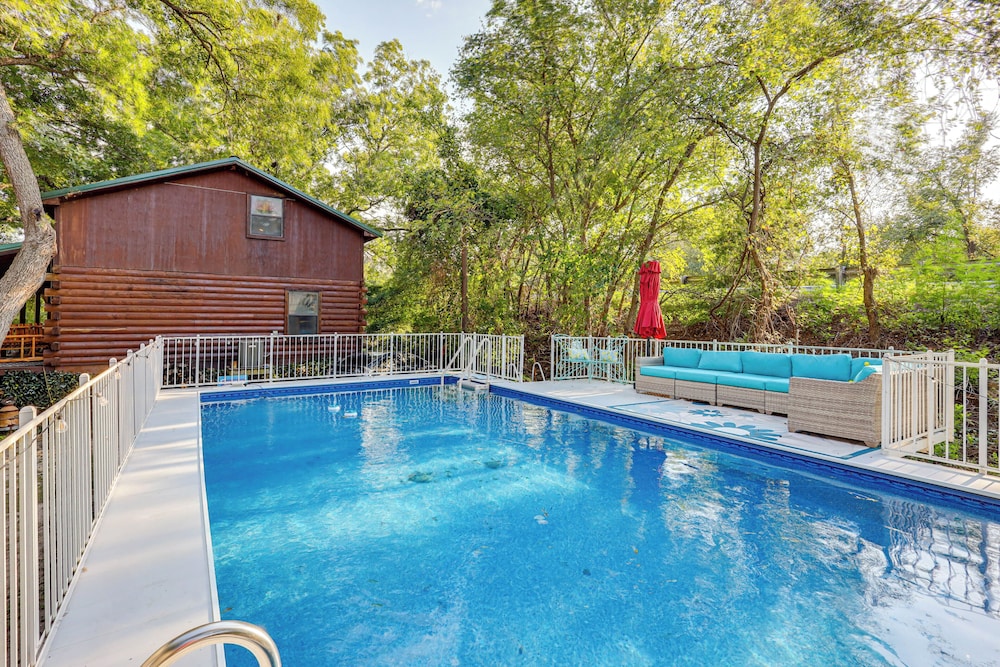 Private Pool: Fun Riverfront Retreat in Hamilton!
