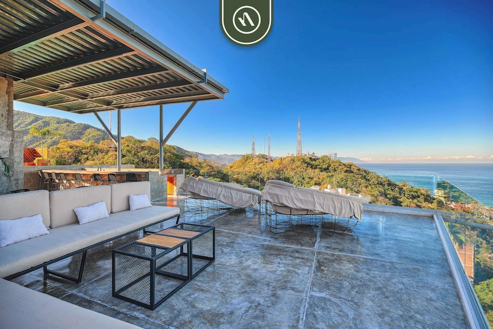 Ecofriendly 2BR Condo - Private Jacuzzi - Rooftop