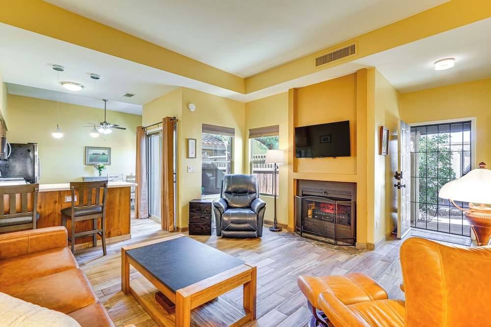12 Mi to Dtwn Tucson: Tranquil Townhome w/ Office