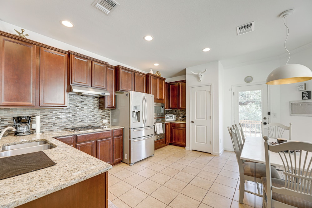 5 Mi to Lake Travis: Pet-friendly Home w/ Yard!