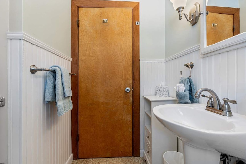 Bayview Beach Cottage For 4!
