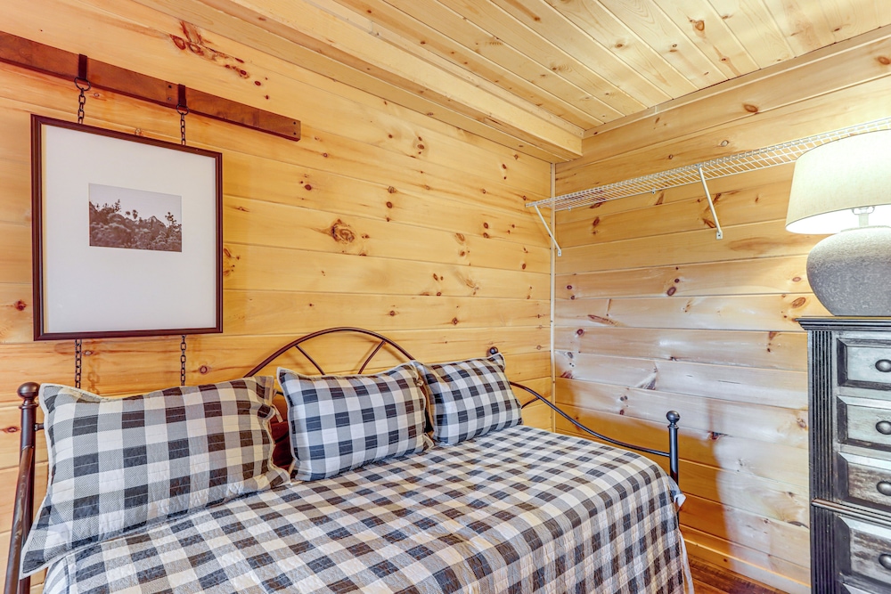Deck, Panoramic Views: Serene Mineral Bluff Cabin!
