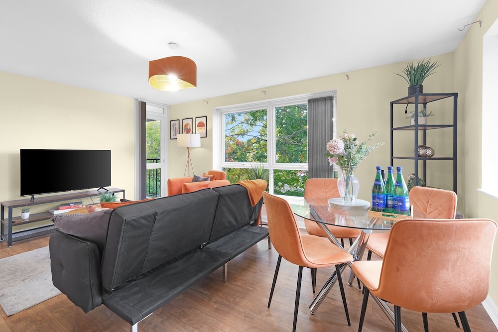 Modern 2 Bedroom Apt in Broadlands Court
