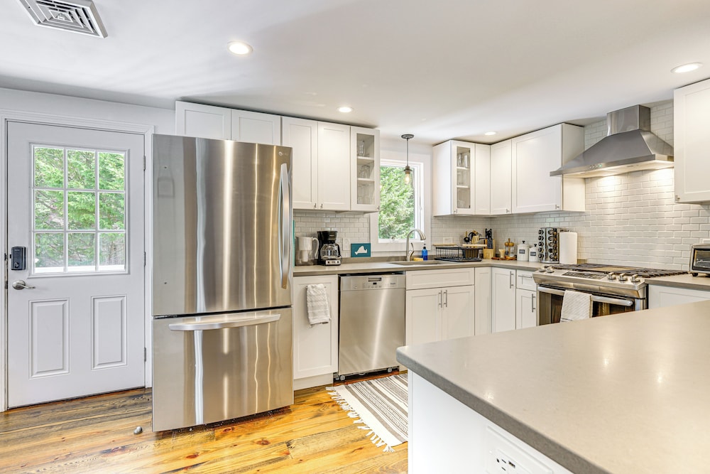 3 Mi to Mashpee Commons: Family Home w/ Fireplace