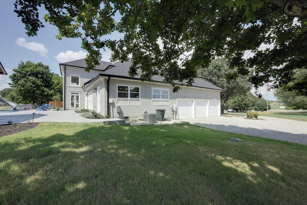 Majestic Manor-private Hundred Acre Yard-pool/spa
