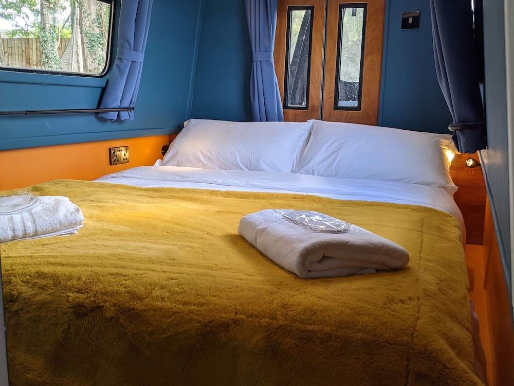 Narrowboat With Hot Tub, Spa, Cruising And More view 2