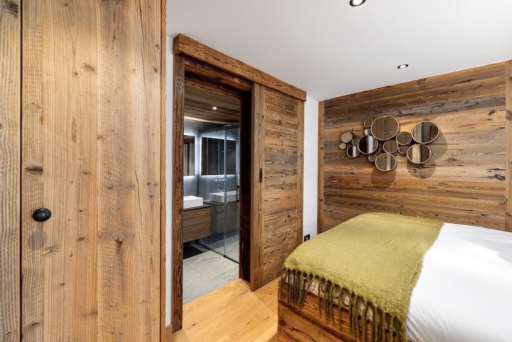 Chalet Le Reve Cinema Room Jacuzzi