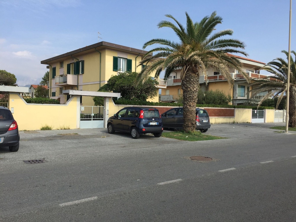 Amazing Holiday Home Near Pet-friendly Beach view 4