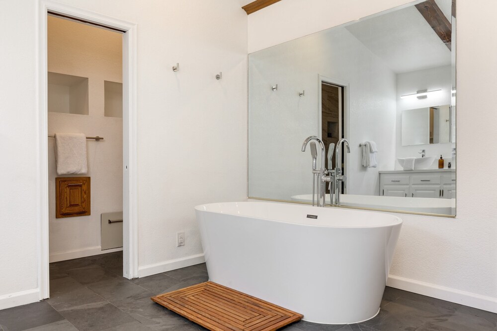 Enchanted Forest by Avantstay Indoor Hot Tub!