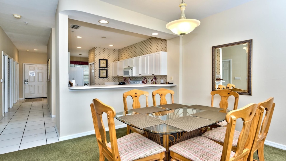 Solterra Vacation Rental: Luxury 3-BR Condo with Lake & Golf Views. Access to Luxury Pool, Hot Tub, and Golf Courses at Lely Resort. Close to Naples Beache