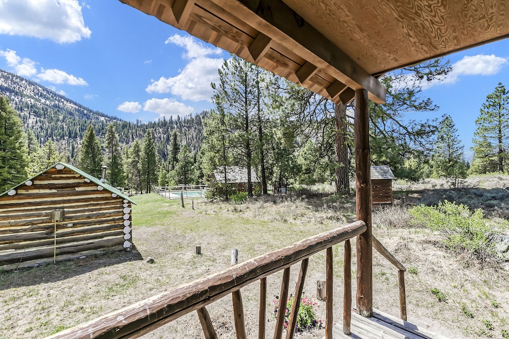 Sawtooth Lodge