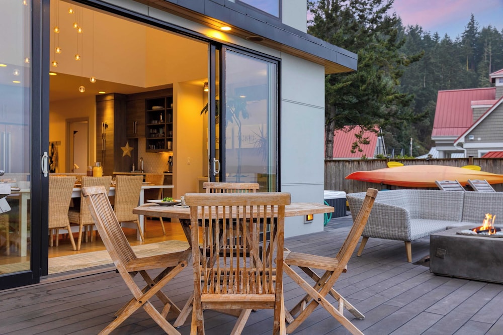 Chic Whidbey Island Waterfront Home w/ Hot Tub, Firepits + Views