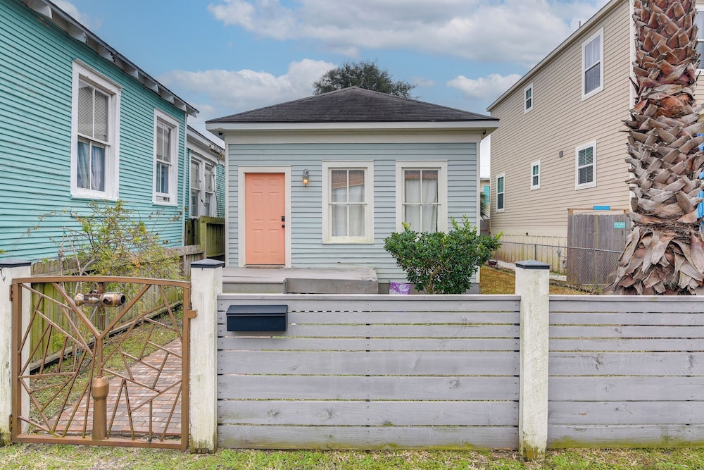 1 Mi to Dtwn: Home w/ Fenced Yard in Galveston!