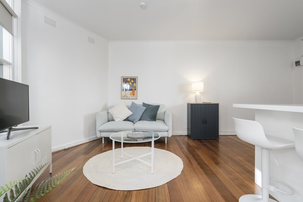 Seaside 1-bed Stay Near Cafes & Attractions