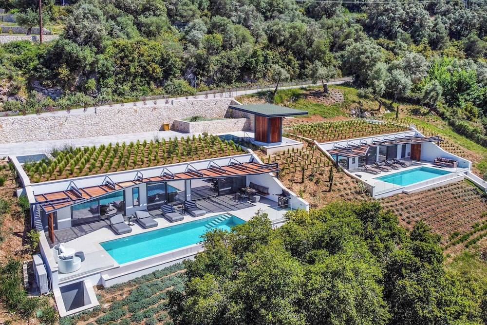 Villa Beyond the Horizon