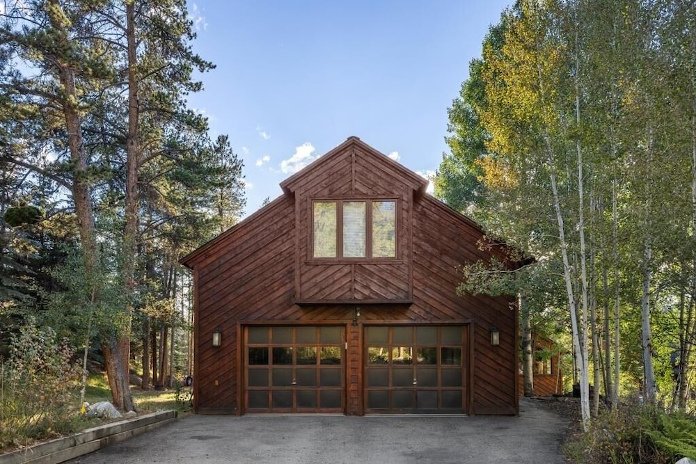 82 Lenawee Lane 5 Bedroom Home view 3