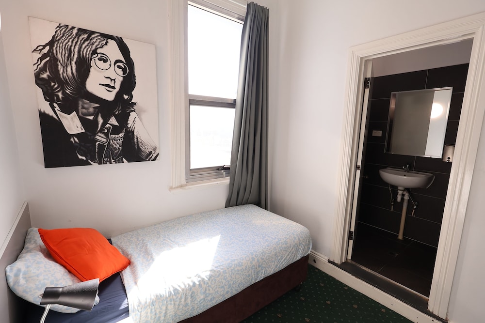 Wallaby Backpackers Hostel Perth - note - Valid passport required to check in
