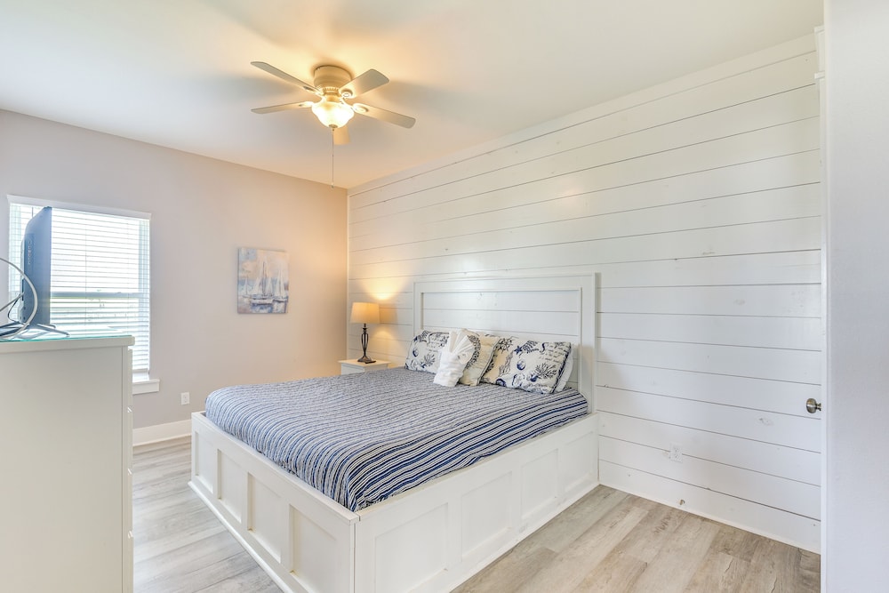 Walk to Coast: Crystal Beach Gem w/ Deck & Views