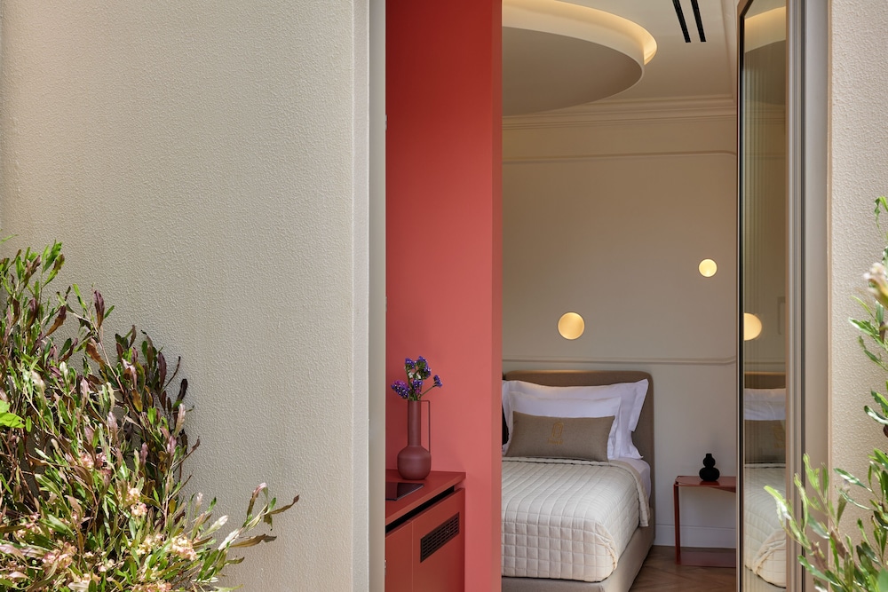 Dwell - Elegant City Stay