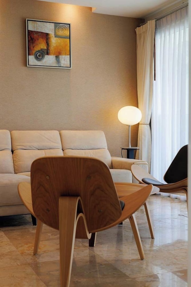Seaview Condo with Large Pool - BAP1