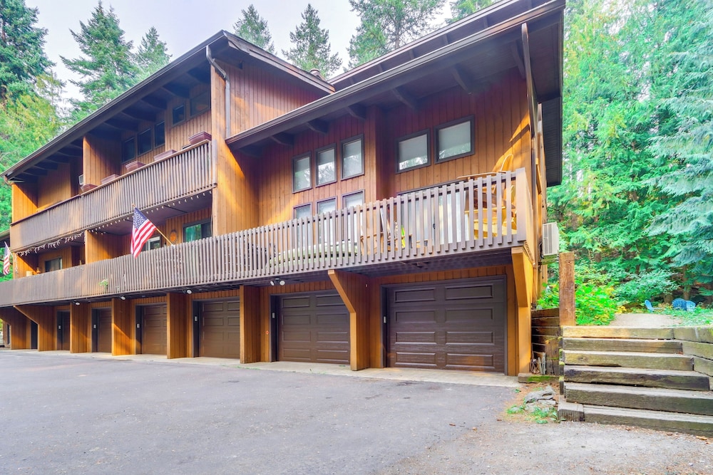 Walk to Twin Lakes: All-season Idaho Condo!