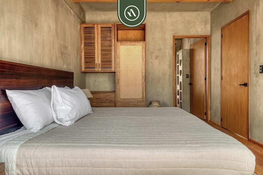 Luxury 2 BR Condo in Downtown - AC - Peaceful