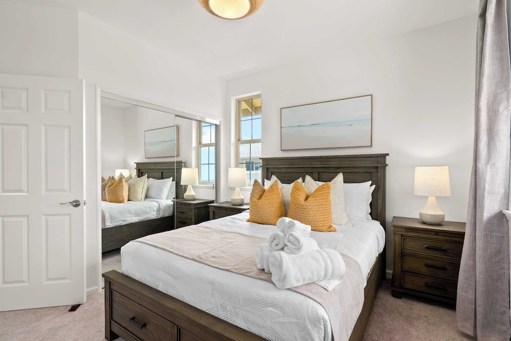 Sleeps 16, 2 Homes Ocean Views, Shared Pool + Gym, Near the Beach Avantstay