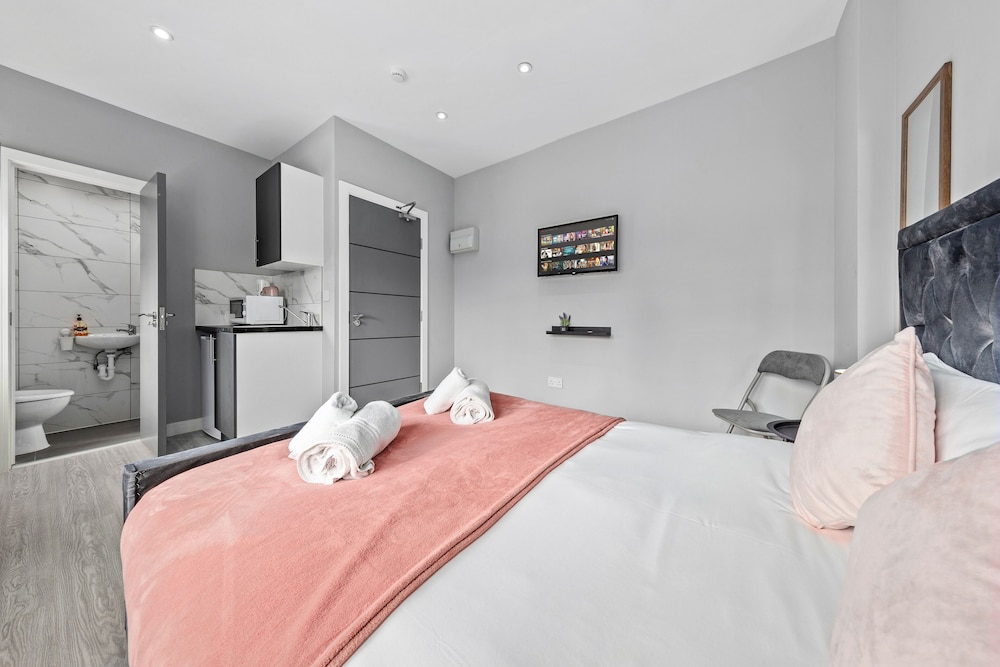 Spacious Ensuite Room Feltham Heathrow London Tw13 view 2