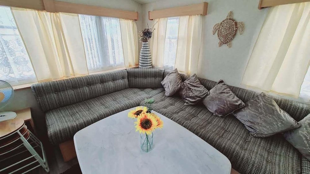 3-bed Cabin, Sleeps 6 With Pool & 5 Mins to Beach