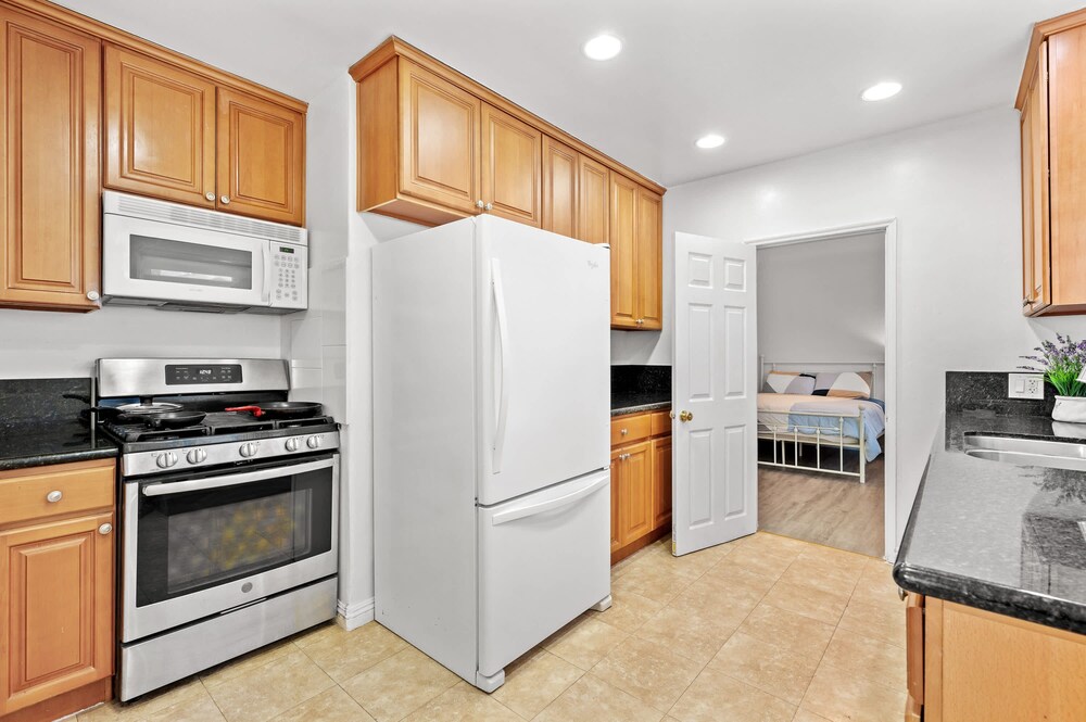 Near LA Cozy Home With Full Kitchen Laundry