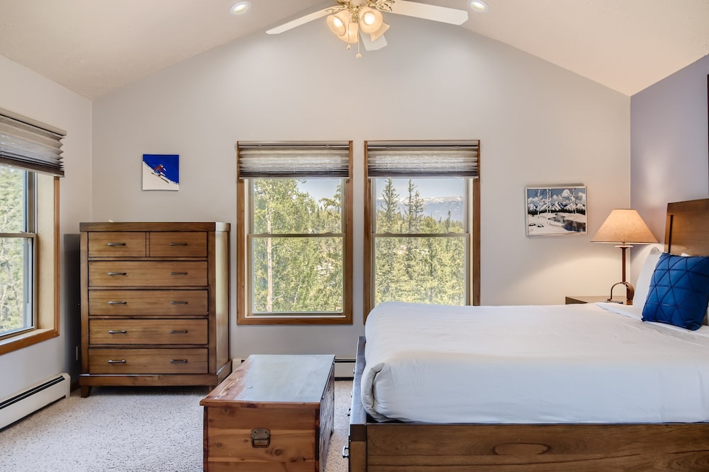 Mountain Getaway! Minutes From Family Fun-come Relax And Have A Blast! 4 Bedroom Home by RedAwning view 2